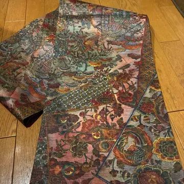 전통적인 꽃무늬와 새 무늬의 후쿠로 오비