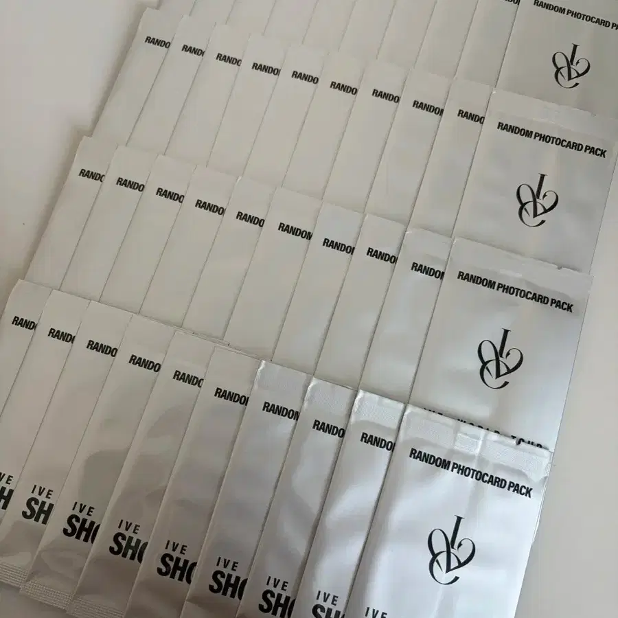 Sealed, 40 in stock) Ive worldtour concert Poca pack MD