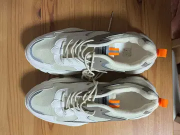 크림색 스니커즈 메쉬 합성 피혁