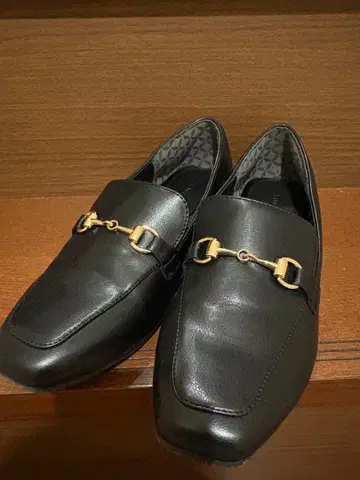 블랙 금장 장식 로퍼