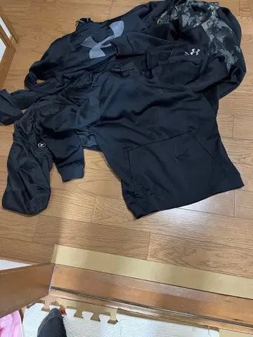 언더아머 블랙 계열 4착 후드 부착 저지