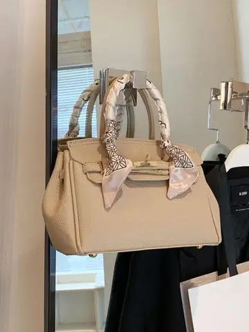 베이지 가죽 핸드백