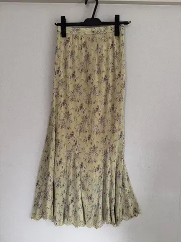 꽃무늬 플레어 스커트 옅은 옐로우 컬러