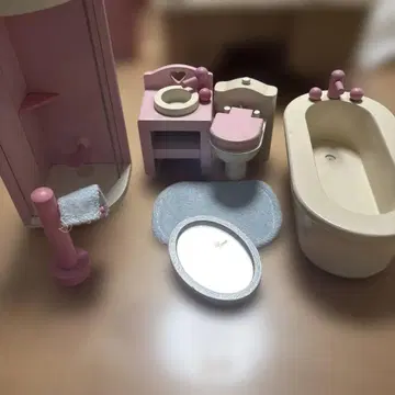 욕실 세트 핑크와 크림색