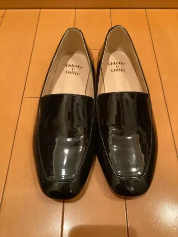 오데트 에 오딜 블랙 에나멜 로퍼