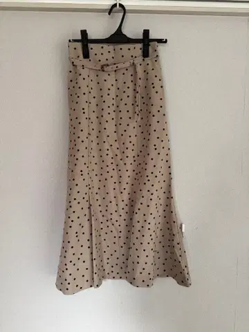 베이지 도트 플레어 롱 스커트