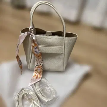 화이트 핸드백 스카프 포함