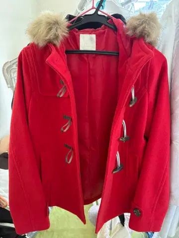 퍼 달린 빨간색 더플 코트