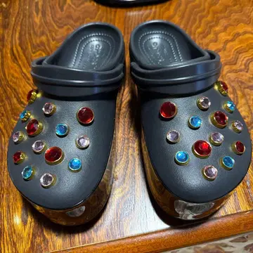 BEAMS X crocs 블랙 클로그 샌들