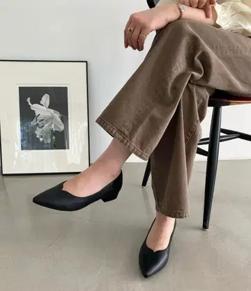 슬릿 컷 스틸레토 힐 펌프스