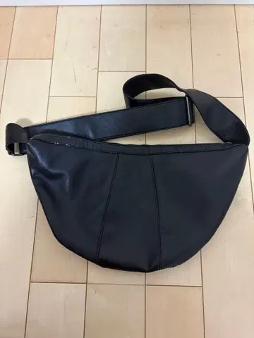 OHOTORO 블랙 가죽 숄더백