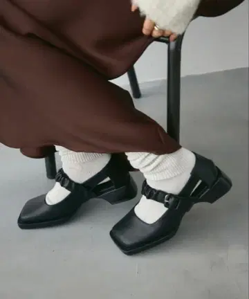 * Lutim by u 스퀘어토 개더 벨트 펌프스 *