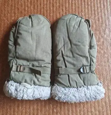 올리브 그린 퍼 달린 미튼 장갑