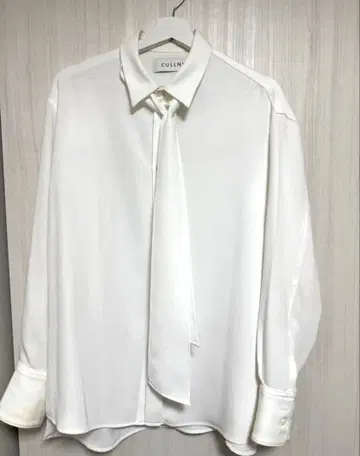 CULLNI 화이트 긴팔 셔츠 넥타이 포함