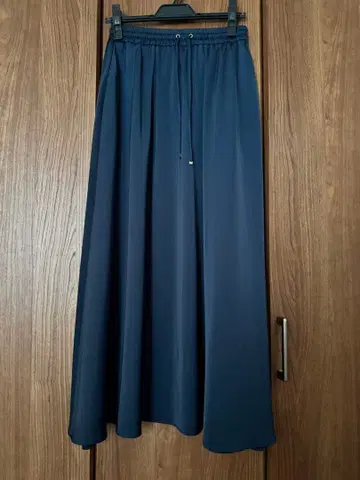 거의 미사용 HAUNT 새틴 롱 플레어 스커트 네이비