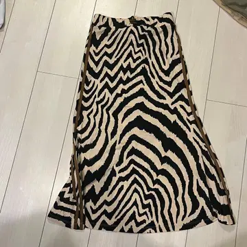 adidas 제브라 패턴 플레어 스커트