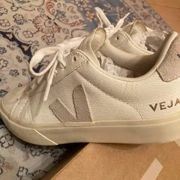 VEJA 화이트 가죽 스니커즈