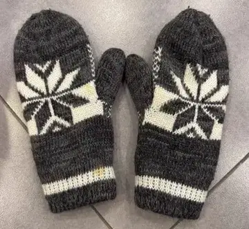 눈꽃 무늬 벙어리장갑과 니트 캡