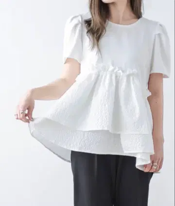 프릴 달린 화이트 페플럼 상의