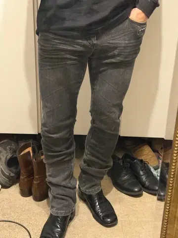 COMME CA MEN 다크 그레이 슬림핏 데님