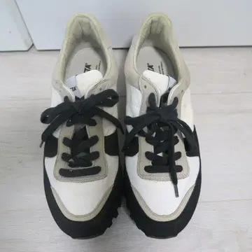 NOVESTA 화이트/블랙 스니커즈 36