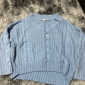 라이트 블루 케이블 짜임 V넥 스웨터