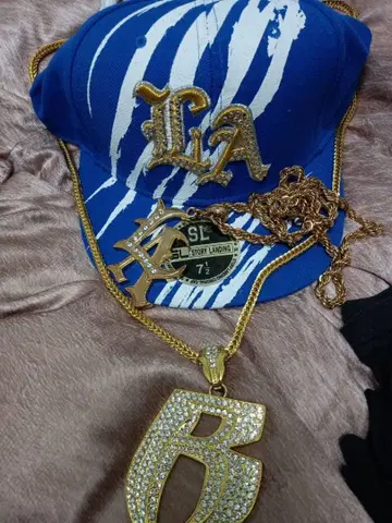 초레어 치카노 로우라이더의 정점 LA 로고 캡과 목걸이 세트