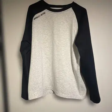 그레이와 블랙의 래글런 슬리브 트레이닝복