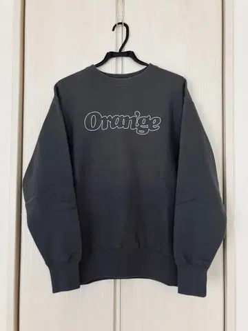 [오렌지] 브랜드 로고가 프린트된 긴팔 맨투맨