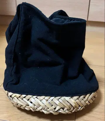 블랙 천과 등나무 토트백