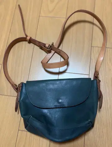 다크 그린 가죽 숄더백