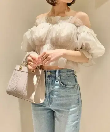 SNIDEL 볼륨 개더 프릴 오프숄더 블라우스 아이보리