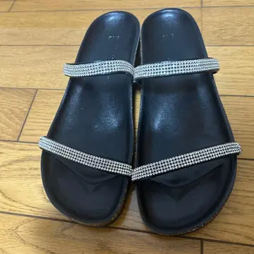 스톤 장식 블랙 플랫 샌들