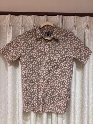 patagonia 브라운 꽃무늬 반팔 셔츠