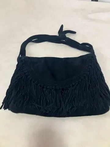 프린지 달린 블랙 스웨이드 백 holiday