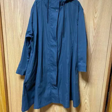 다크 블루 후드 부착 코트