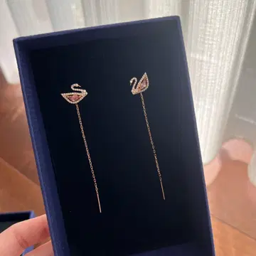 SWAROVSKI 백조 모티브 롱 귀걸이 로즈 골드