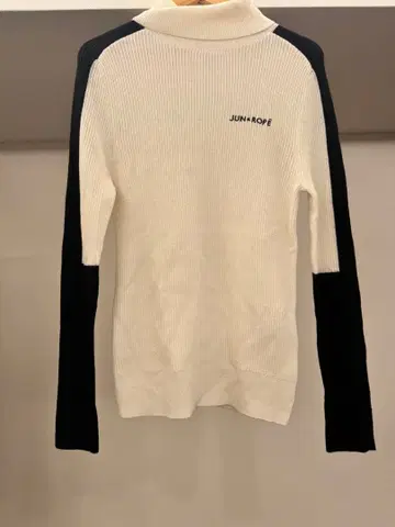 준앤로페 터틀넥 니트