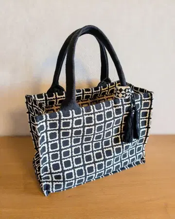 BINDU 블랙과 화이트의 기하학 패턴 토트백