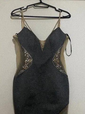 비즈 장식 그레이 타이트 드레스