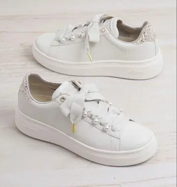 새상품급 +diana 플러스다이애나 펄비쥬 장식 리본 스니커즈 23.5