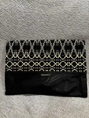 Sasquatchfabrix. 기하학 패턴 클러치백