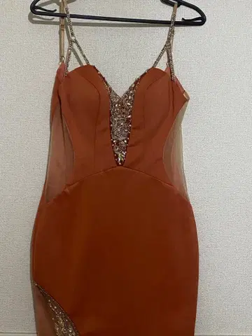 오렌지 비쥬 장식 타이트 드레스