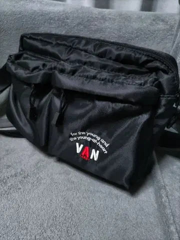 새상품급 VAN 숄더백 나일론 블랙