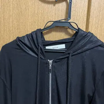 저스트 루이 블랙 후드티 후드 부착