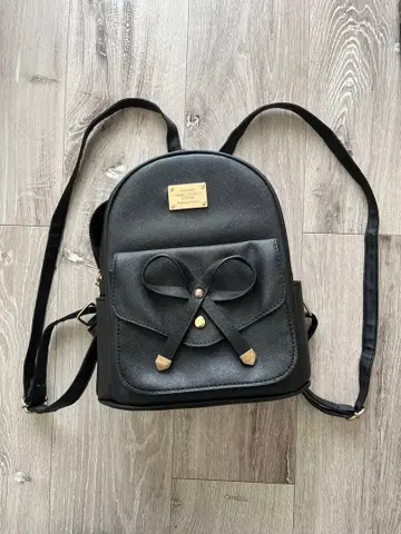 리본 모티브 블랙 백팩