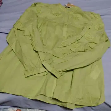 niko and - 3D 플라워 & 백 프릴 블라우스 미사용 새상품