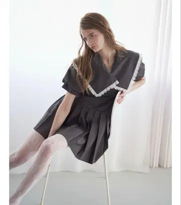 etre loin Low waist pleated mini dress