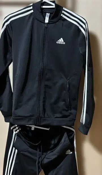 가격 인하했습니다! adidas 블랙 셋업 스트라이프
