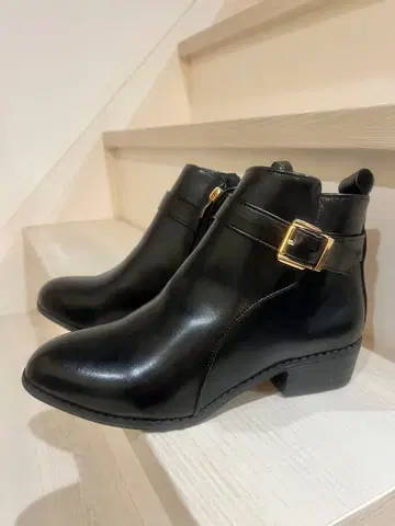 블랙 사이드 고어 부츠 골드 버클